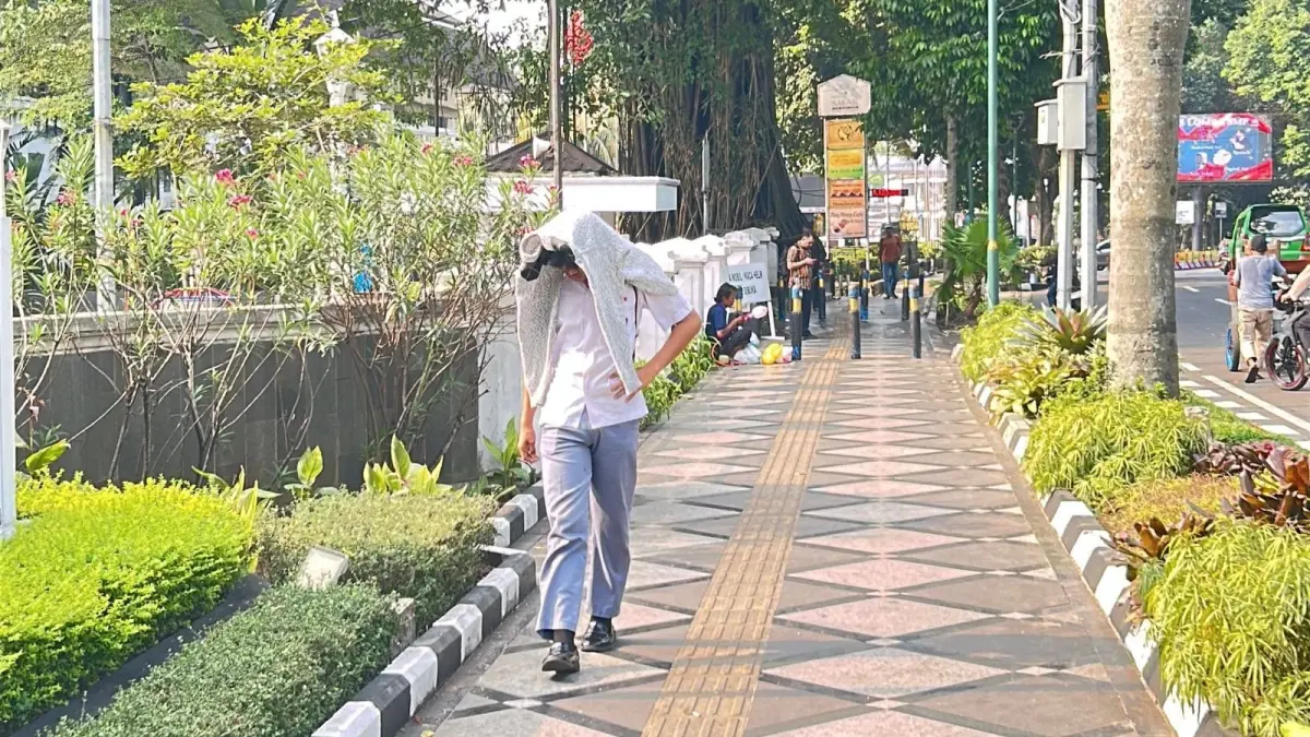 Pelajar tengah melintas di depan Balai Kota Bogor. (Fauzan/Radar Bogor)