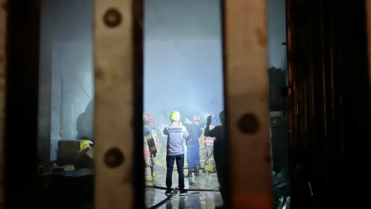 Personel Damkar saat melakukan pemadaman pada peristiwa kebakaran di Toko sepatu di Jalan Dewi Sartika, Kecamatan Bogor Tengah tepatnya di depan Alun-Alun Kota Bogor. (Fauzan/Radar Bogor)