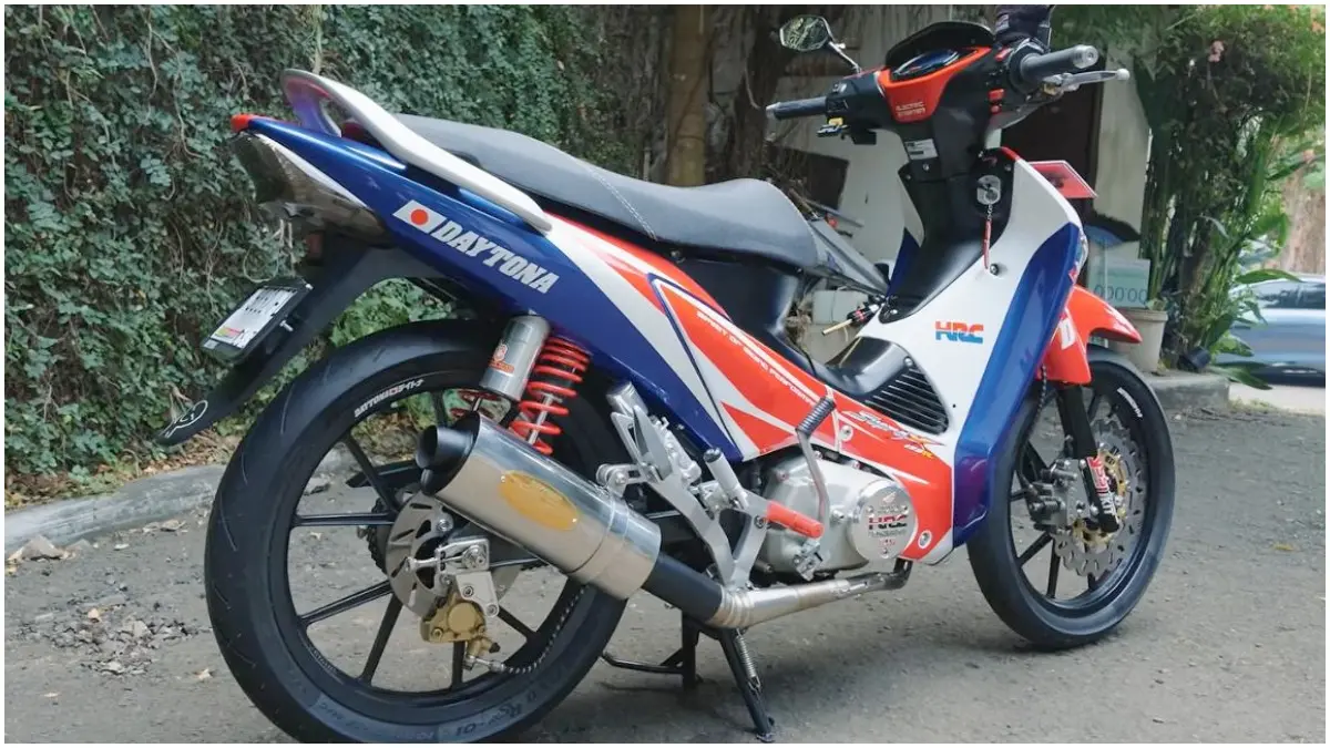 Tampilan Honda Supra X 125 Generasi Pertama yang dimodifikasi. (Foto: Kanal YouTube Den Dimas)