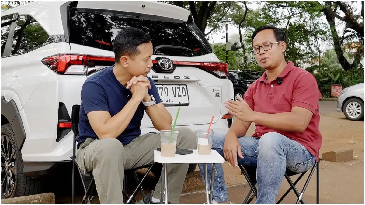 Teguh (pria berbaju biru) dan Andi Prasetyo (pria berbaju merah) yang memberikan strategi cerdas membeli mobil baru. (Foto: YouTube Teguhku dan Kacamata Andi Pras)