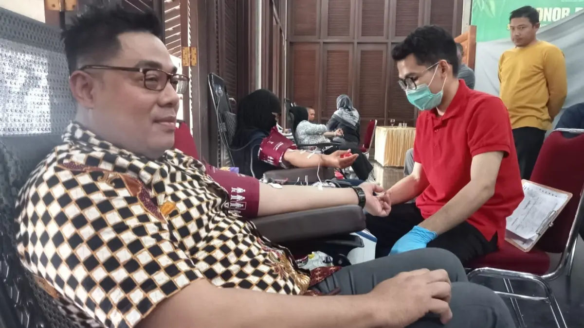 Wakasatlantas Polres Metro Tangerang Kota, Kompol Basri saat mengikuti aksi donor darah di Agrowisata Gunung Mas Puncak, Cisarua, Kabupaten Bogor. (Septi N/Radar Bogor)