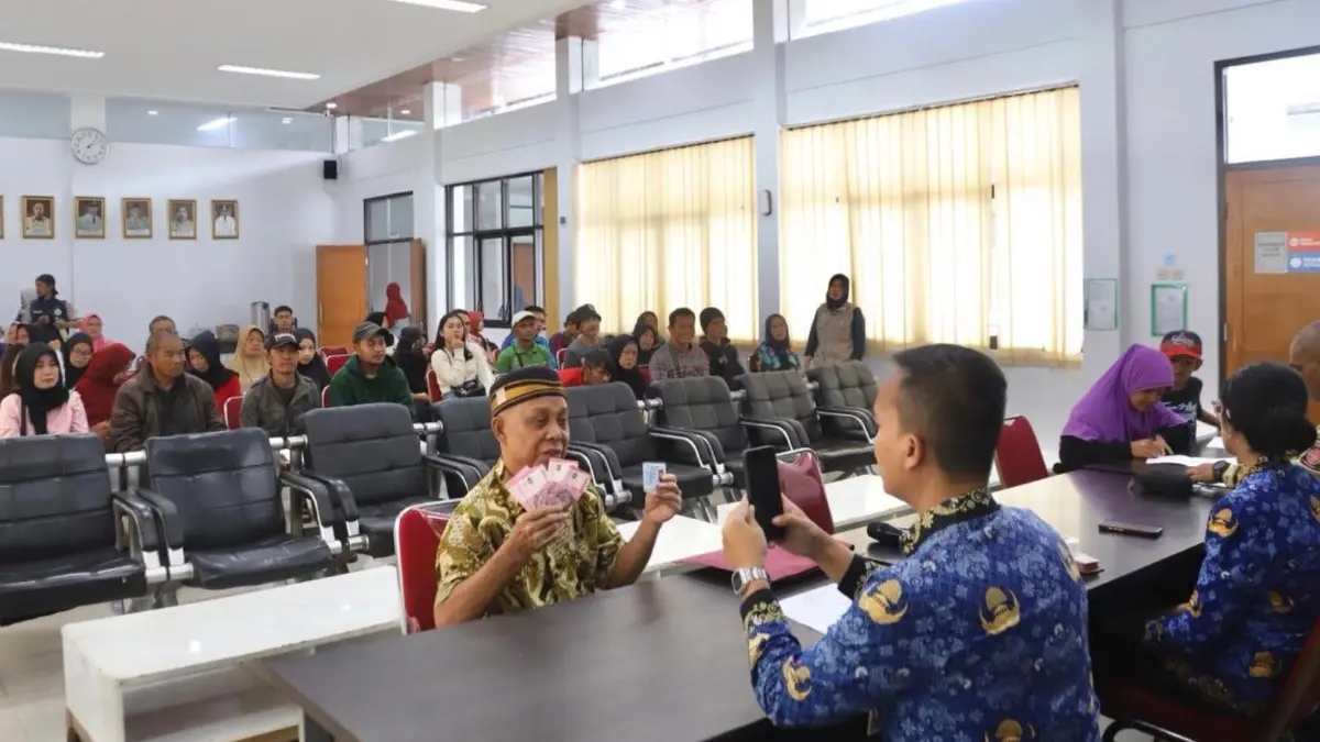 Ilustrasi suasana penyaluran bansos PKH BPNT kepada KPM (Instagram @bdg.kec_babakanciparay)