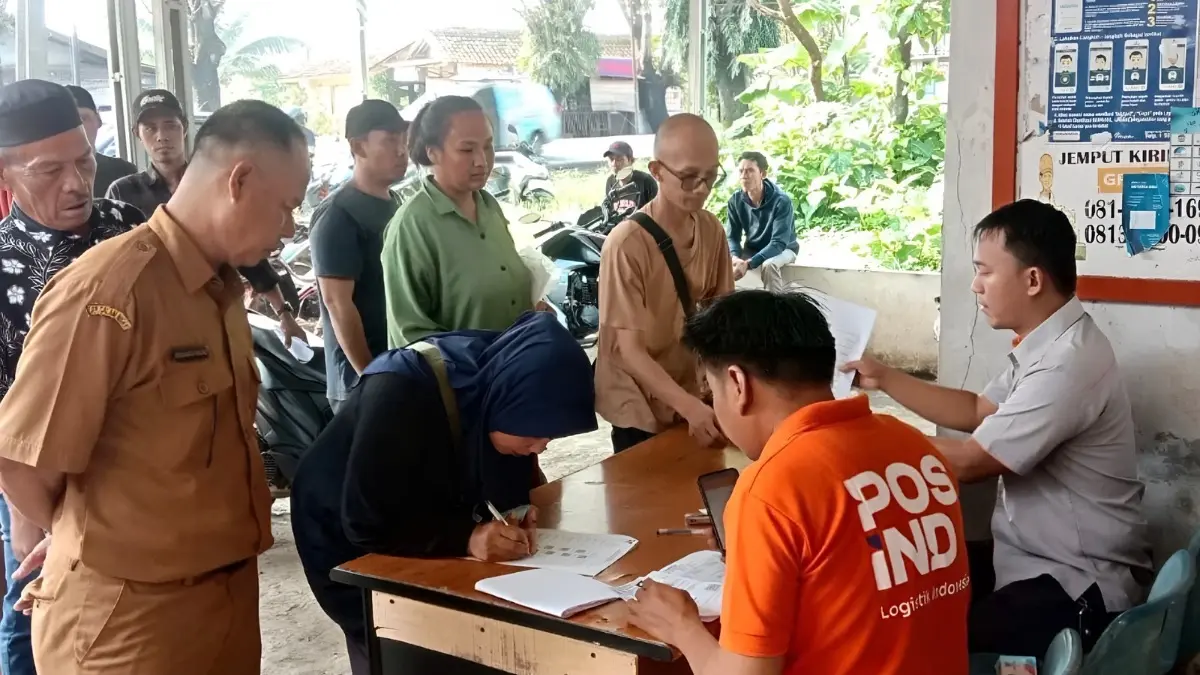 Ilustrasi suasana penyaluran bansos PKH BPNT kepada KPM (Instagram @kecamatan_cariu)