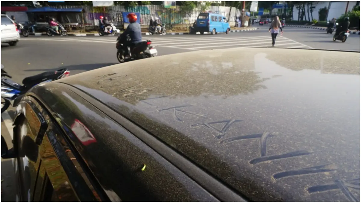 Abu Vulkanik di atap mobil yang parkir di Jalan Jenderal Sudirman Kota Bogor. (Foto: Sofiansyah/radar bogor)