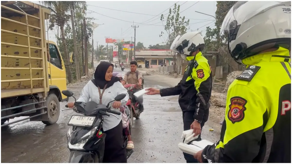 Anggota Polres Bogor saat memberikan masker kepada masyarakat. (Foto : Polres Bogor)