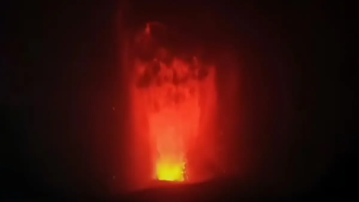 Erupsi Gunung Anak Krakatau.
