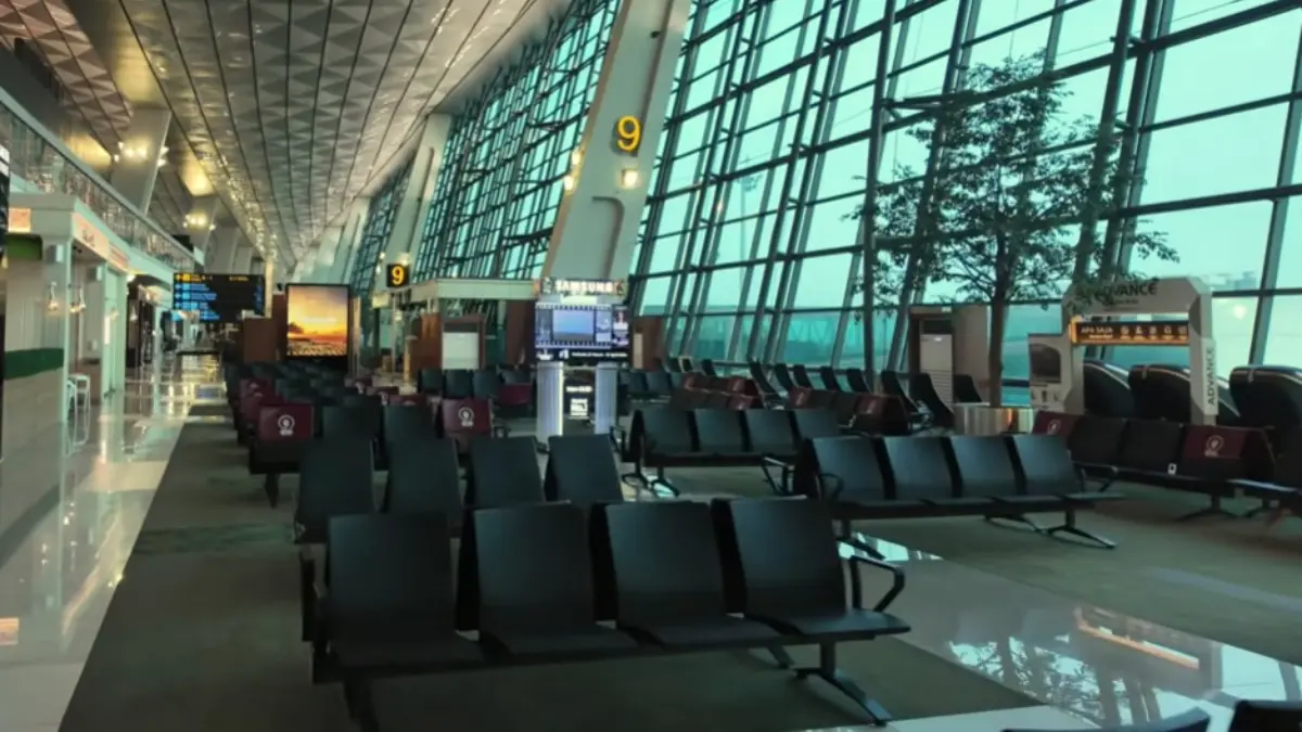 ILUSTRASI: Bandara Internasional Soekarno-Hatta sempat dihentikan pada Minggu (6/9/2026) dini hari.
