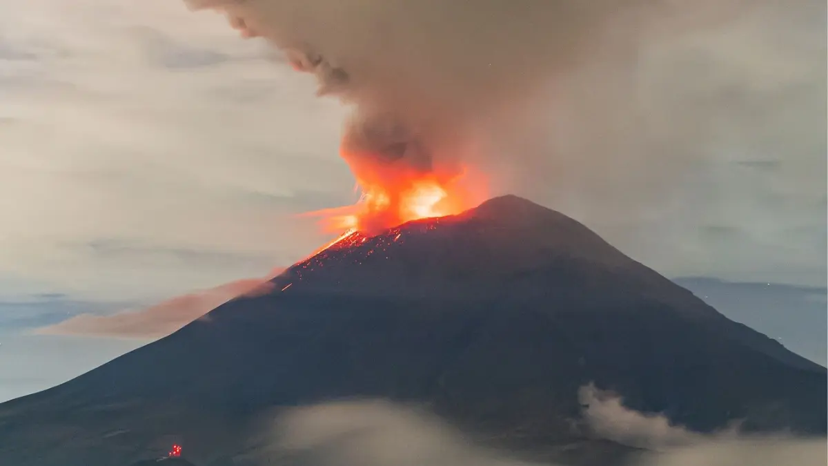 Ilustrasi erupsi Gunung Anak Krakatau. (Pexels/ Israel Torres)
