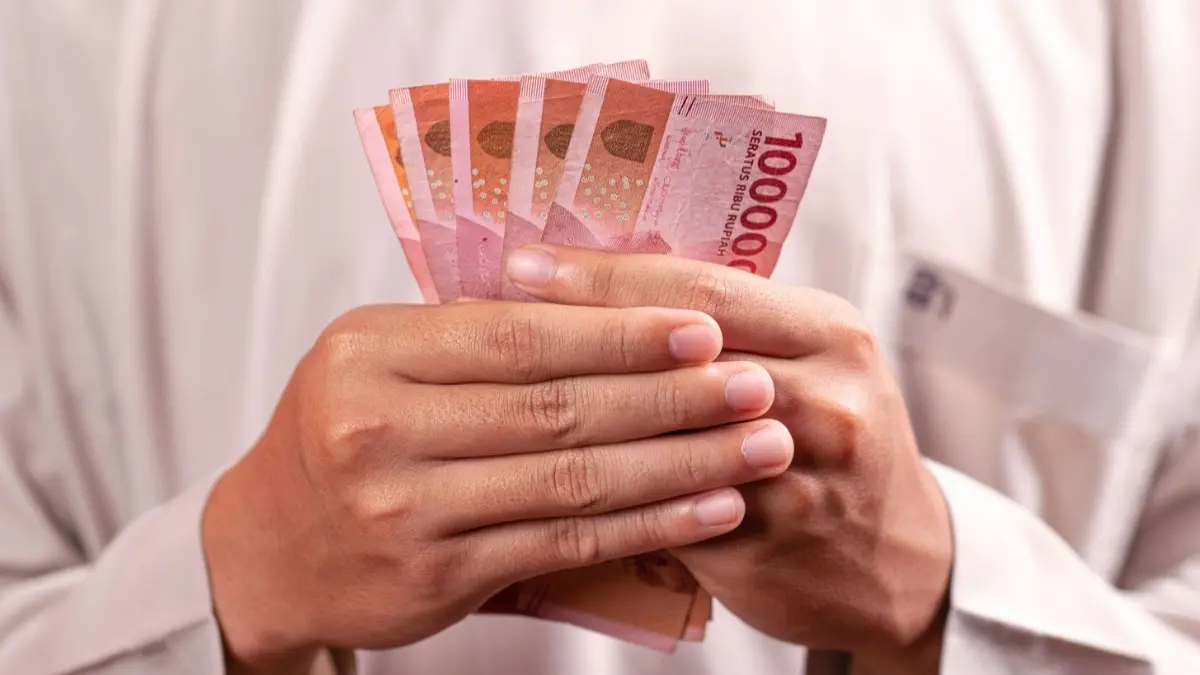 Ilustrasi pencairan bansos Rp900 ribu. (Pexels/Defrino Maasy)