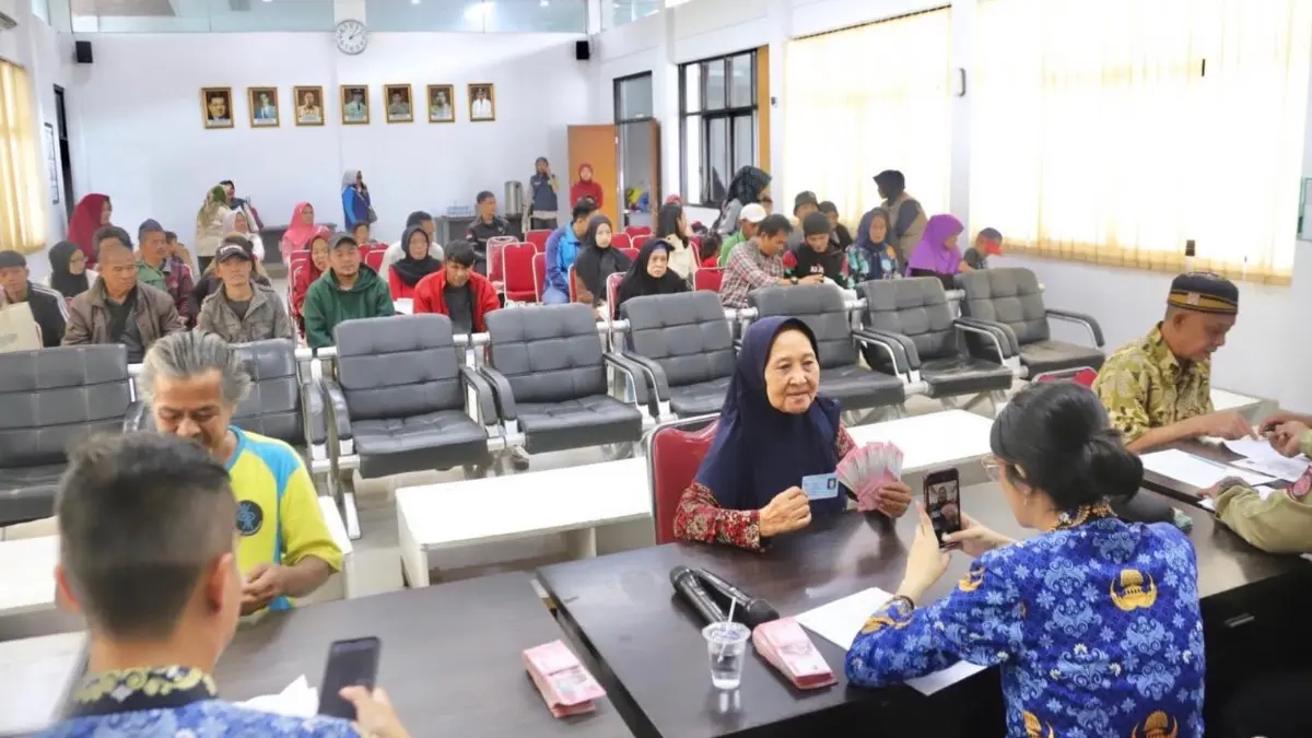 Ilustrasi suasana penyaluran bansos PKH BPNT (Instagram @bdg.kec_babakanciparay)