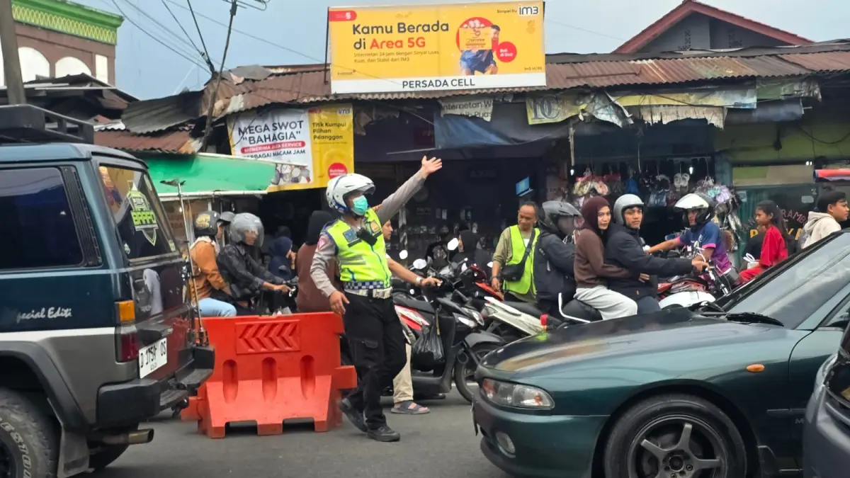 Jajaran Polsek Cisarua membagikan masker gratis bagi pengendara dan wisatawan imbas abu vulkanik Gunung Anak Krakatau di kawasan Puncak Bogor. (Foto : Polsek Cisarua)