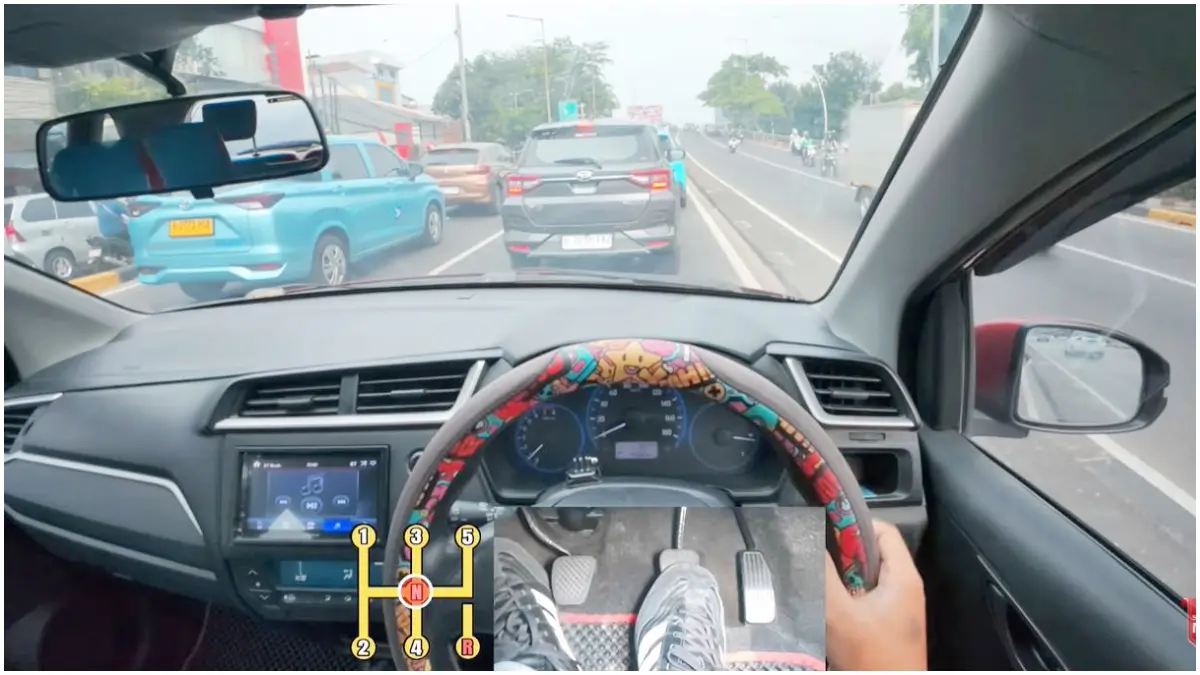 Langkah-langkah berkemudi mobil manual saat macet di tanjakan. (Foto: Kanal YouTube Nurjaka Firmansyah)