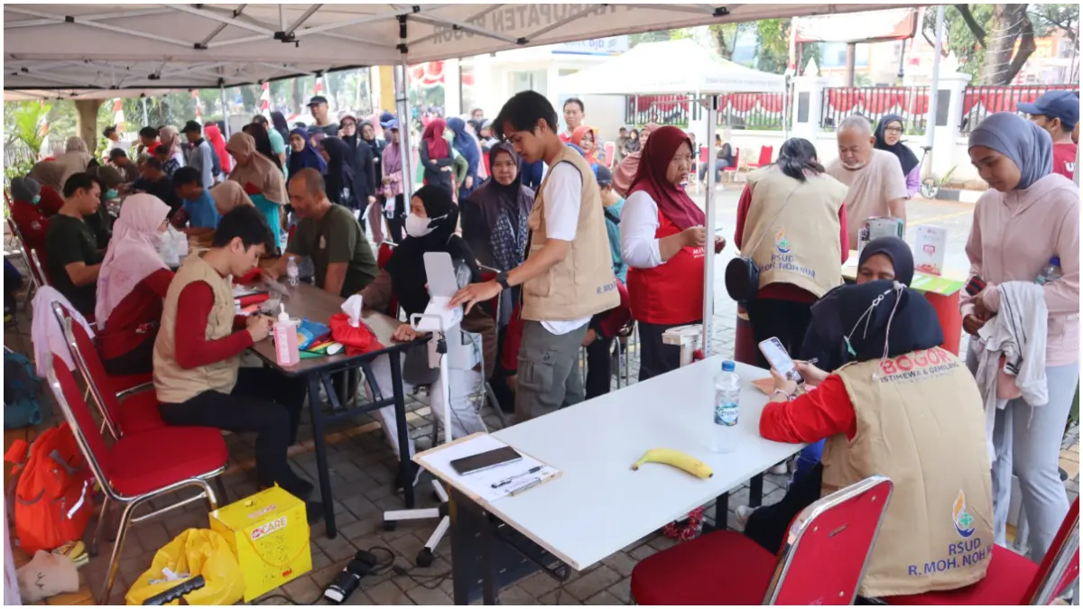 Pelayanan cek kesehatan gratis dari RSUD R Moh Noh Nur di halaman Kantor Dinas Kesehatan Kabupaten Bogor.