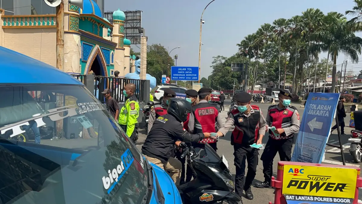 Arus Kendaraan di Puncak Bogor Meningkat di Tengah Dampak Abu Vulkanik Gunung Anak Krakatau
