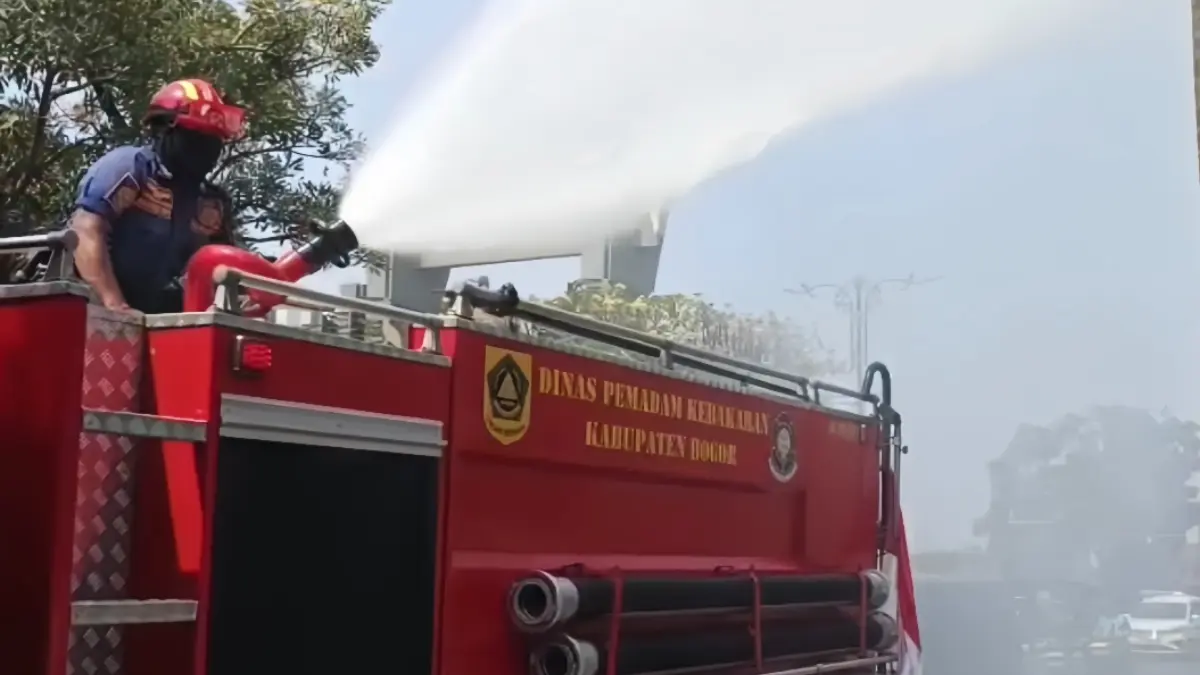 Petugas Damkar Kabupaten Bogor menyemprot jalan di tengah abu vulkanik Gunung Anak Krakatau. (Dok. Diskominfo Kabupaten Bogor)