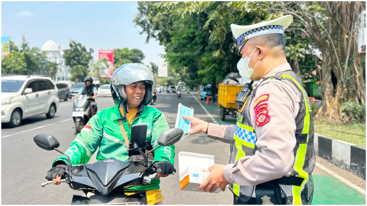 Polisi saat bagi-bagi masker gratis di Exit Tol Baranangsiang Kota Bogor. (Foto : Fauzan/Radar Bogor)