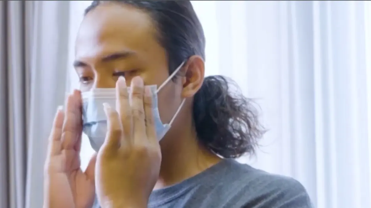 Sebaiknya menggunakan masker untuk mengurangi paparan erupsi Gunung Anak Krakatau.