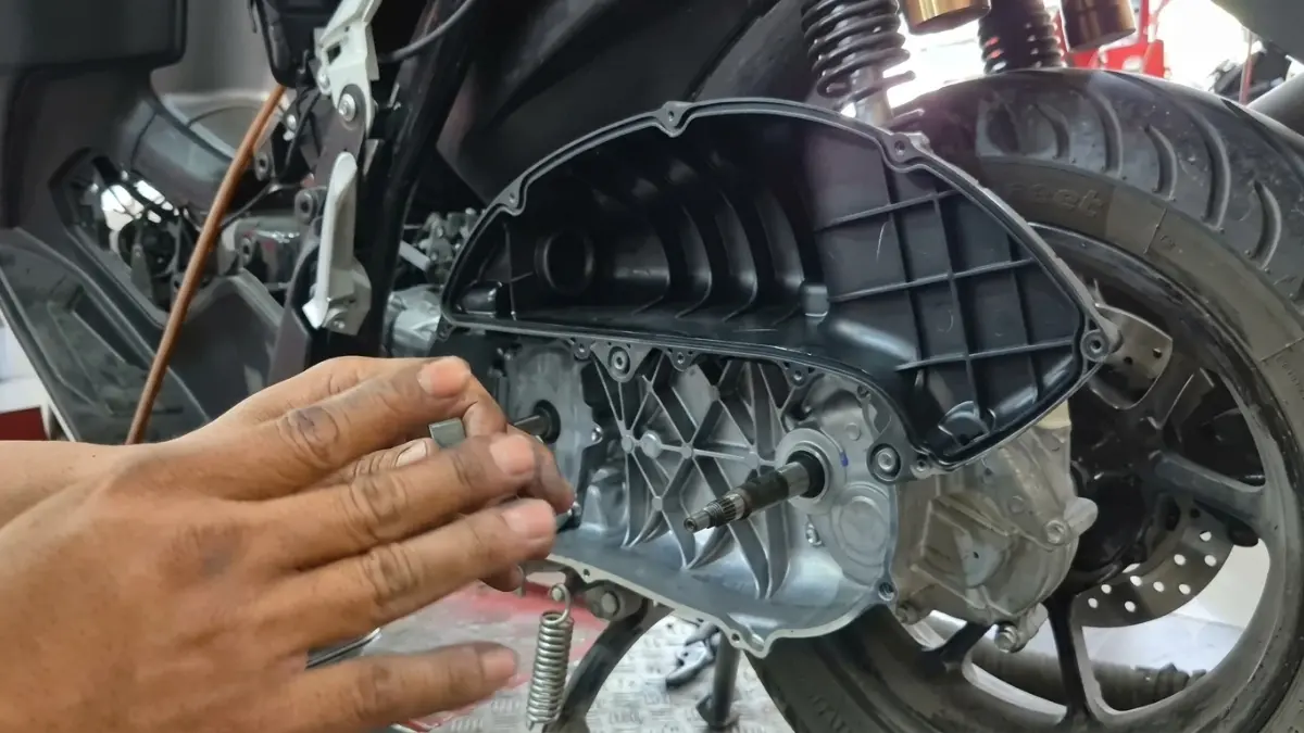 Seorang mekanik membongkar cvt nmax (YouTube iBejo channel)