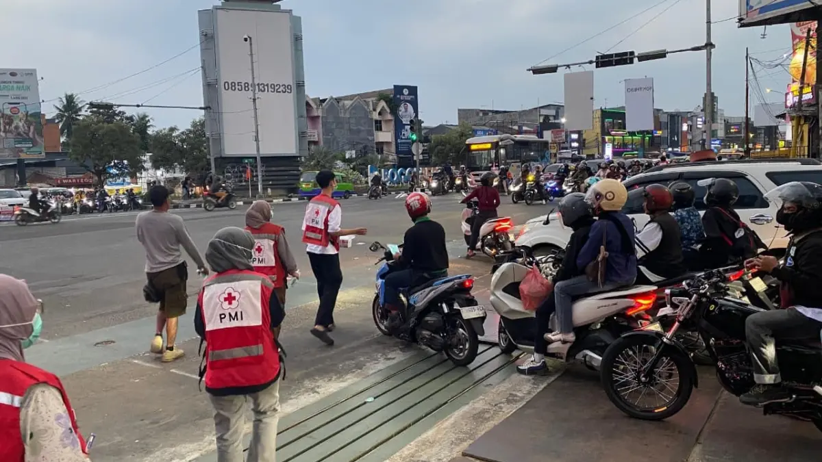 Tim PMI saat membagikan masker gratis kepada pengendara. (Dok. PMI)