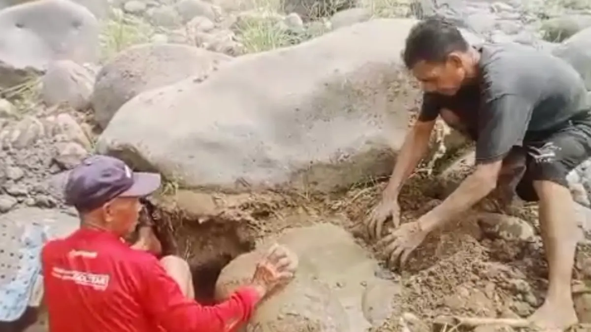 Warga Desa Kalongliud, Kecamatan Nanggung, Kabupaten Bogor membuat penampungan air di Sungai Cikaniki imbas krisis air bersih. (Dok. Kades Kalongliud)