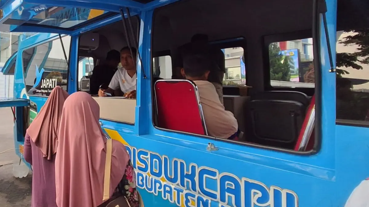 Warga saat memanfaatkan layanan jemput bola di Car Free Day (CFD) Jalan Tegar Beriman, Cibinong, Kabupaten Bogor. (Dok. Diskominfo Kabupaten Bogor)