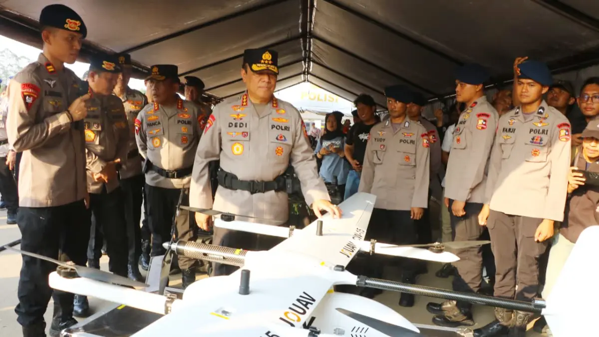 Wakapolri Komjen Pol Dedi Prasetyo saat melakukan pemeriksaan perlengkapan saat apel gelar pasukan dalam rangka kesiapan menghadapi bencana dan konflik sosial tahun 2026 di Cikeas, Gunung Putri, Kabupaten Bogor, Senin 7 September 2026. (Hendi Novian/Radar Bogor)