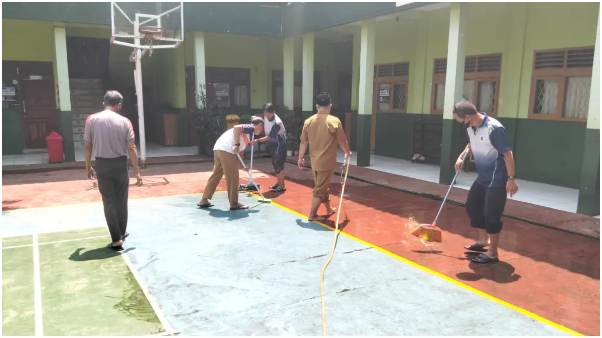 Aksi bersih-bersih debu vulkanik oleh para guru di SDN Sukadamai 3 Kota Bogor.