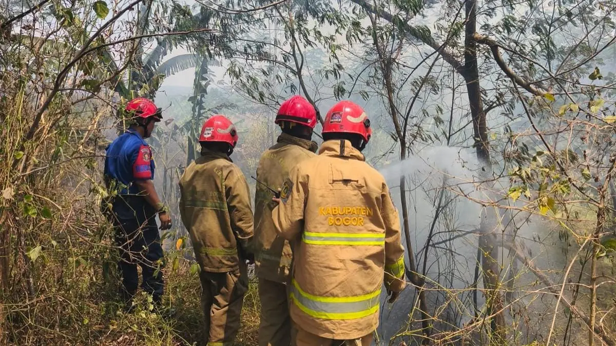 Damkar Sektor Sentul City saat melakukan pemadaman lahan yang terbakar di Babakan Madang, Kabupaten Bogor, Senin, 7 September 2026. (Muhammad Ali/Radar Bogor)