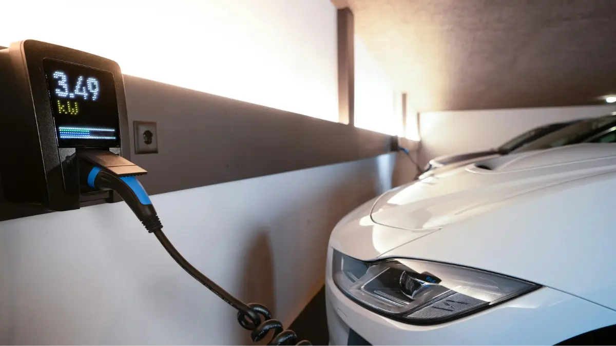 Ilustrasi Mobil Listrik Fast Charging (Smart-me AG/Pexels)
