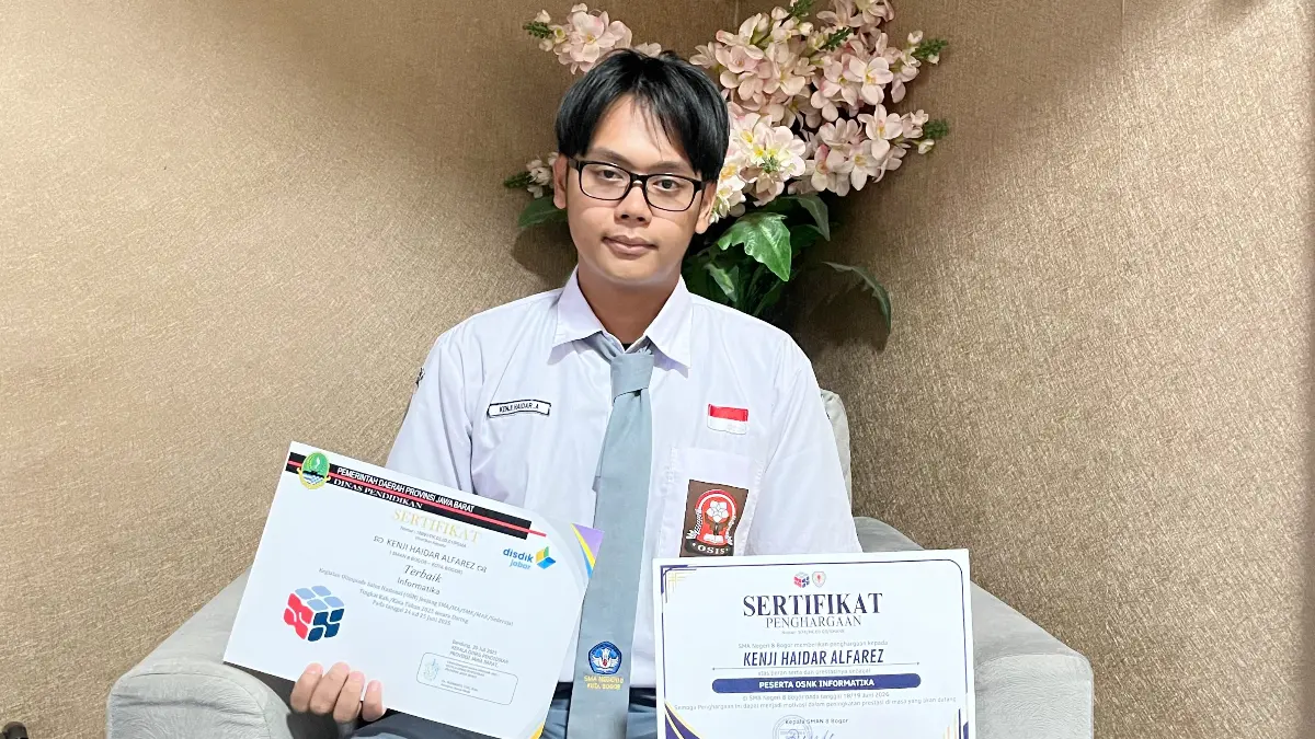 Kenji Haidar Alfarez siswa SMAN 8 Kota Bogor yang berhasil menembus OSN di bidang informatika tingkat Provinsi Jawa Barat. (Dzikri/Radar Bogor)