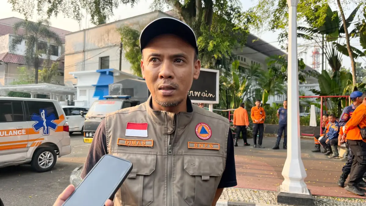 Kepala Pelaksana BPBD Kota Bogor Dimas Tiko saat diwawancarai. (Aziz/Radar Bogor)