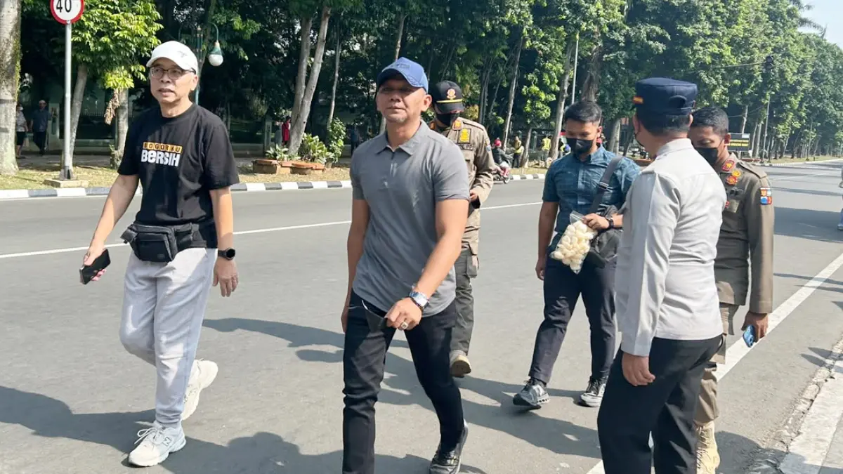 Ketua Forum Kota Sehat Deni Mulyana saat mengikuti CFD bersama Wakil Wali Kota Bogor Jenal Mutaqin. (Fauzan/Radar Bogor)