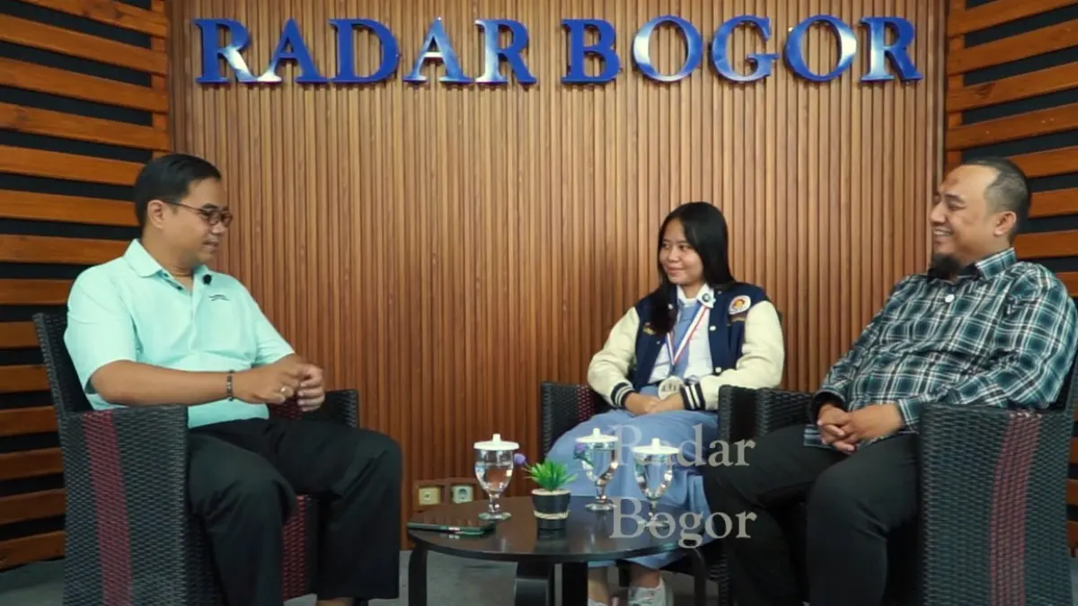 M. Imam Muslimin (kanan ) menjelaskan tentang SMA Terbuka Bogor.