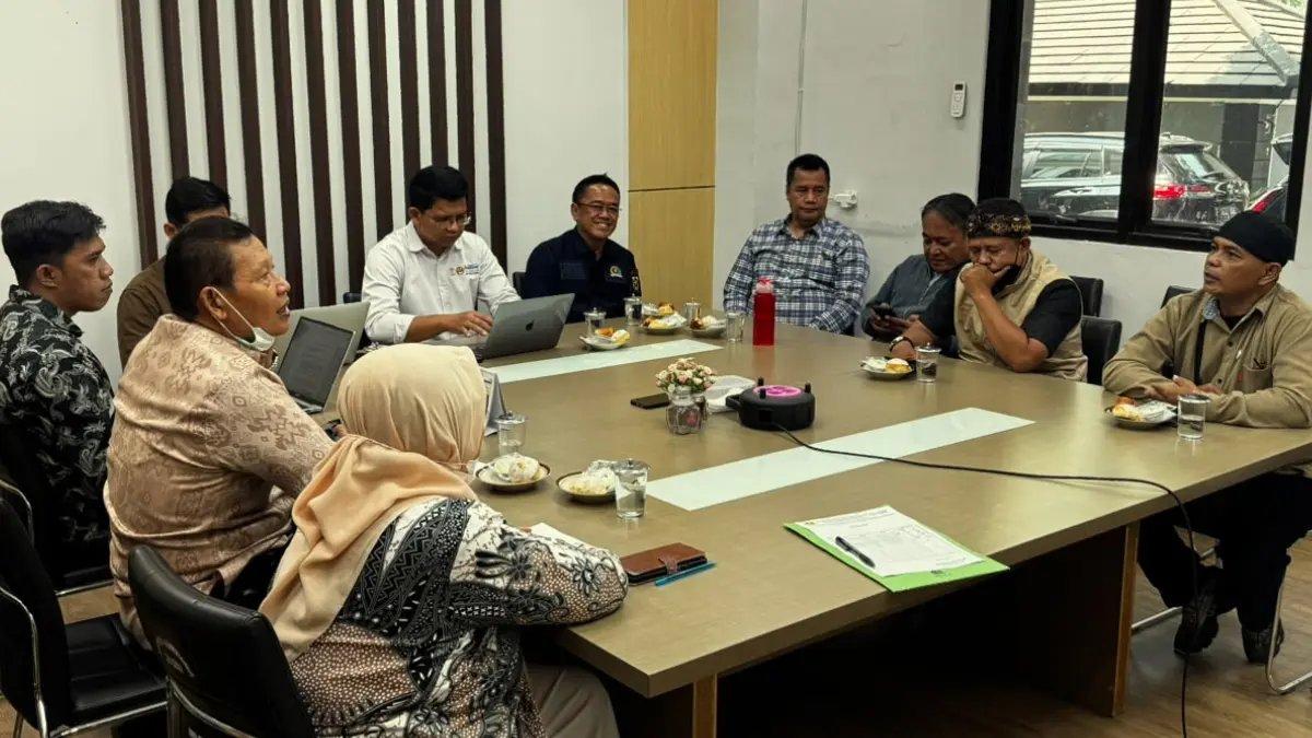 Mantan Ketua APDESI Kabupaten Bogor, Saprudin Jepri (kemeja kotak biru) menyuarakan pemekaran Bogor Selatan dalam FGD Kajian Pengembangan Wilayah Bogor Selatan di Bepperida, Senin (7/9/2026).