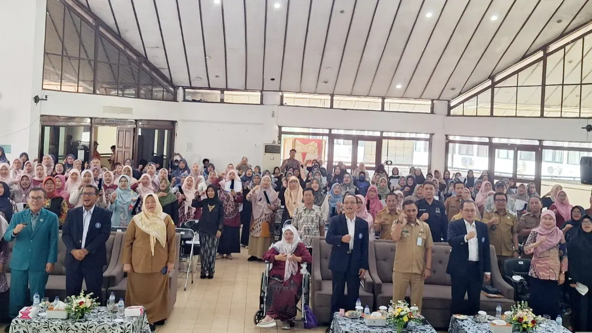 Peserta mengikuti Wisuda Sekolah Keluarga Berkualitas (SKB) IPB University 2026 di Kampus IPB Dramaga. (Dede/Radar Bogor)
