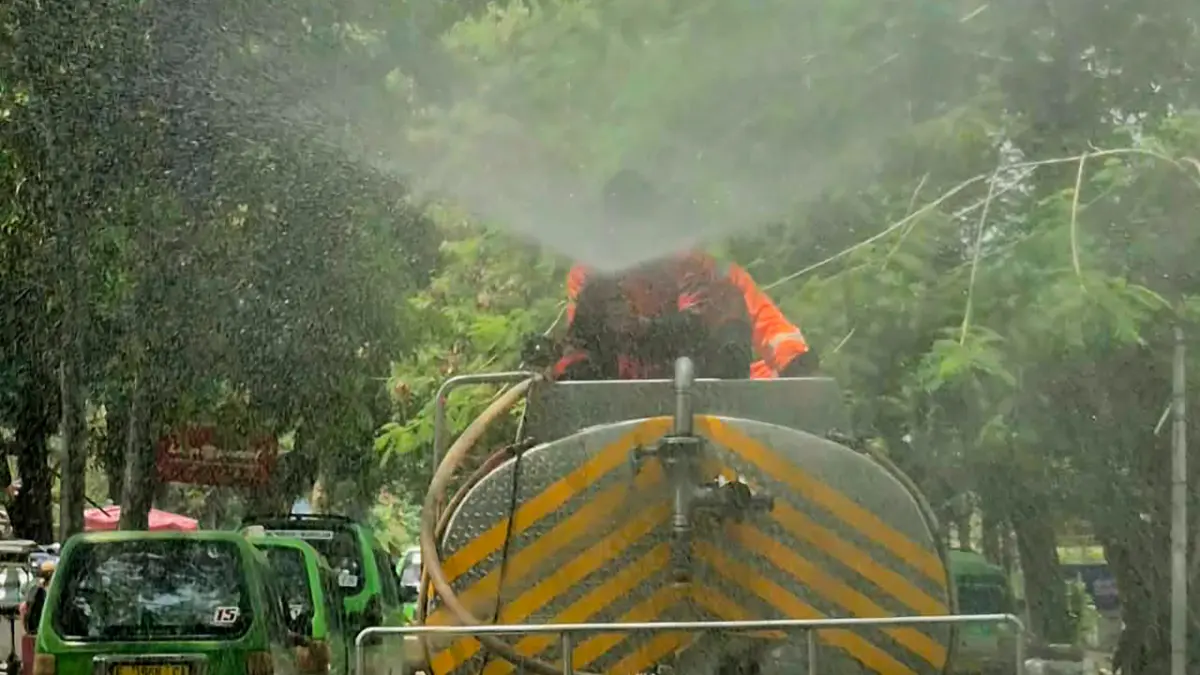 Petugas gabungan kembali melakukan penyemprotan untuk membersihkan sisa abu yang menempel di jalan. (Dok. Humas Pemkot Bogor)