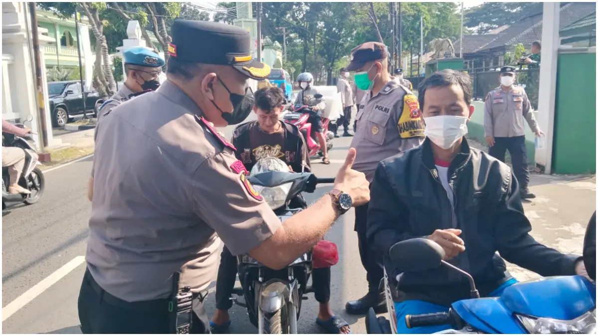 Polsek Cibinong yang dipimpin langsung Kapolsek Kompol Jony Handoko membagikan masker kepada pengendara sepeda motor di Cibinong. (Foto : Billy/Radar Bogor)