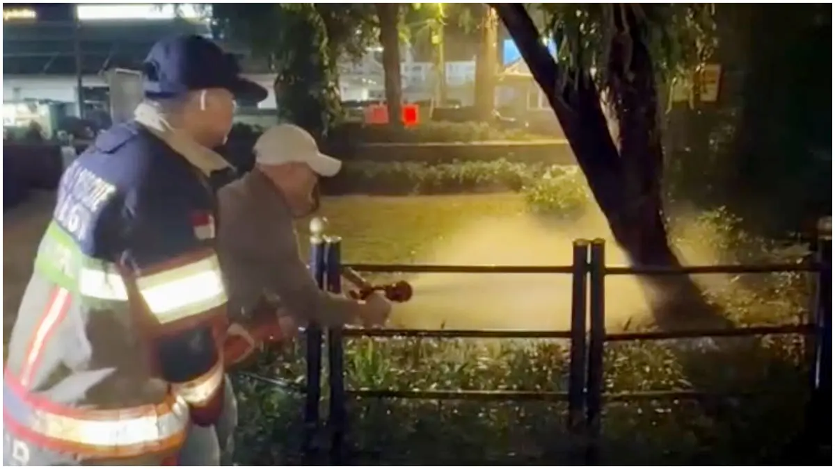 Pria yang keciduk pipis sembarangan di Alun-Alun Kota Bogor bersama Wakil Wali Kota Bogor Jenal Mutaqin menyemprot area yang dikencingi. (Foto : Camat for Radar Bogor)