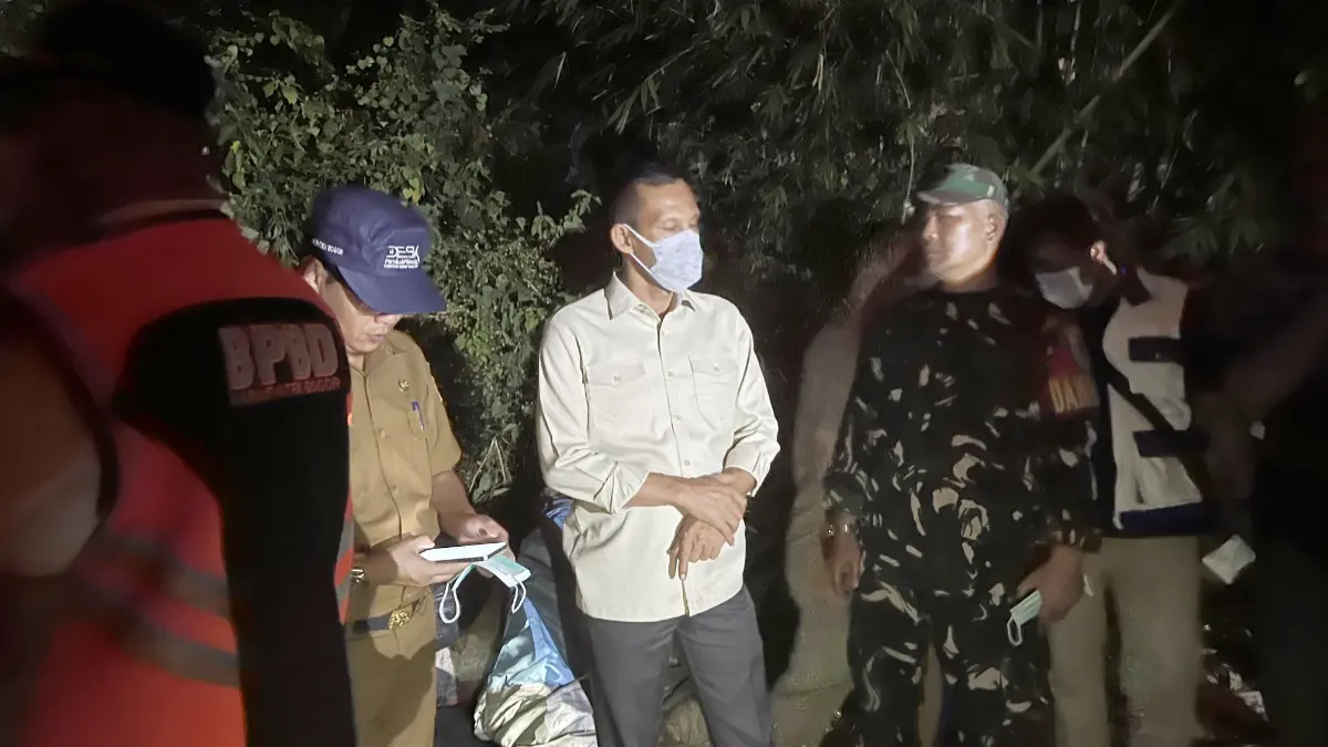 Wakil Bupati Bogor Ade Ruhandi atau Jaro Ade saat meninjau lokasi kebakaran TPA Galuga, Cibungbulang, Senin, 7 September 2026 malam. (Septi N/Radar Bogor)