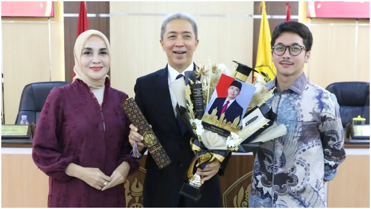 Wali Kota Bogor Dedie Rachim resmi menyandang gelar Doktor Ilmu Hukum dari Fakultas Hukum Universitas Padjadjaran (Unpad),