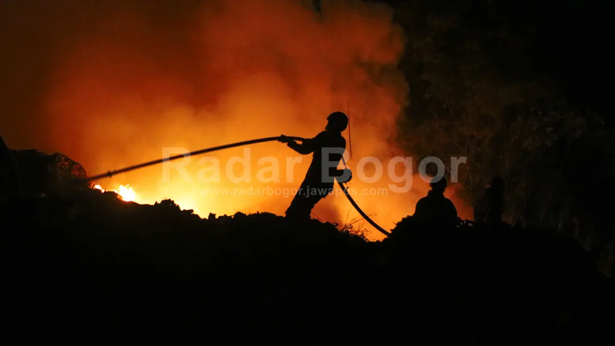 Petugas memadamkan api yang membakar Tempat Pembuangan Akhir Sampah (TPAS) Galuga, Kabupaten Bogor, Jawa Barat. Rabu (8/9/2026) dini hari. Berdasarkan hasil pendataan sementara hingga pagi hari, area yang terdampak kebakaran diperkirakan mencapai sekitar 5 hektare dengan total luas kawasan mencapai sekitar 42 hektare, dimana 4 hektare merupakan bagian wilayah Kabupaten Bogor dan 38 hektare berada di wilayah Kota Bogor. Foto : Hendi Novian
