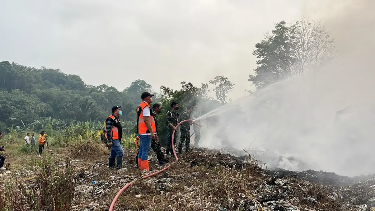 Bupati Bogor Rudy Susmanto saat memantau langsung penanganan kebakaran di TPAS Galuga.