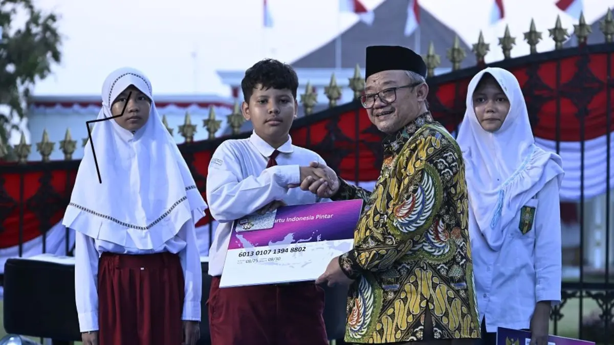 Ilustrasi penyaluran PIP kepada siswa penerima manfaat. (puslapdik.kemendikdasmen.go.id)