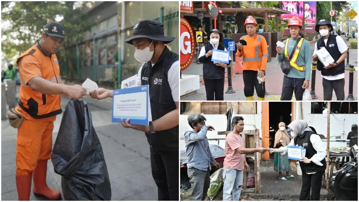 Insan BRILian atau pekerja BRI membagikan masker gratis kepada warga.