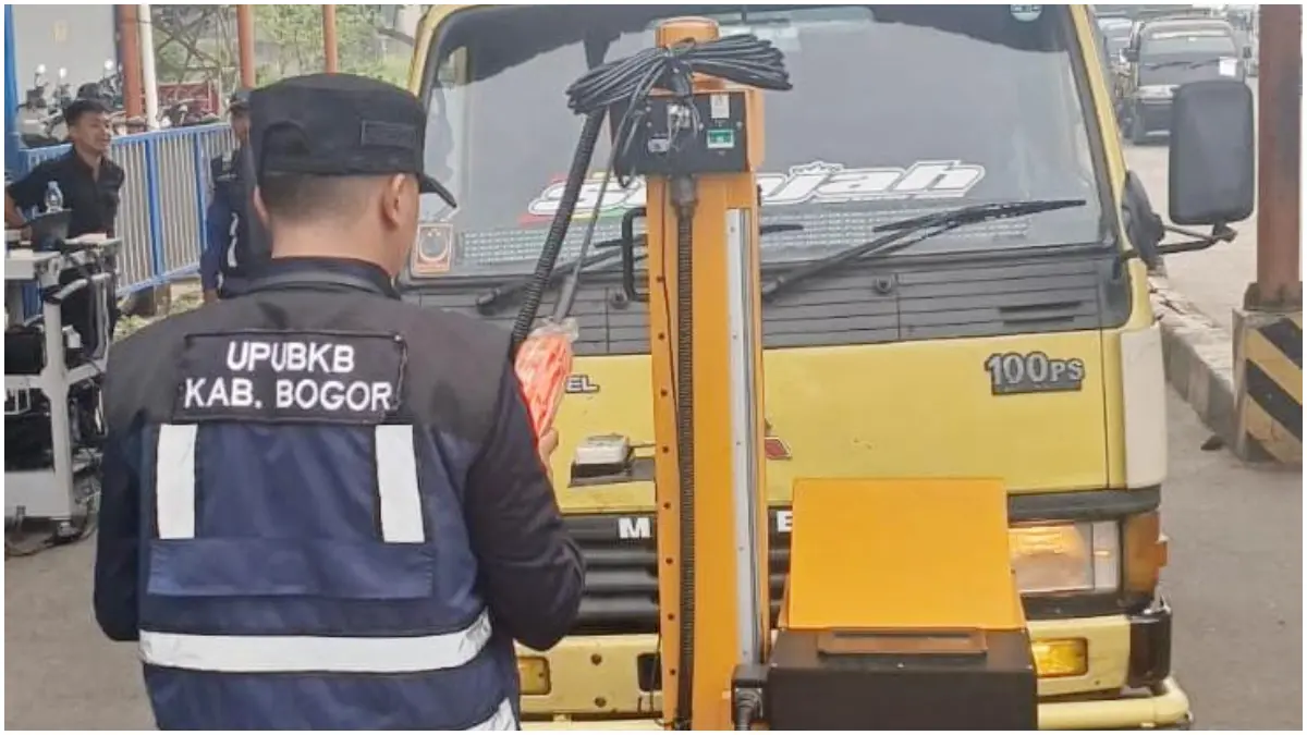 Petugas saat melakukan pengujian KIR di Terminal Leuwiliang, Kabupaten Bogor. (Foto: Dok Pribadi for Radar Bogor)
