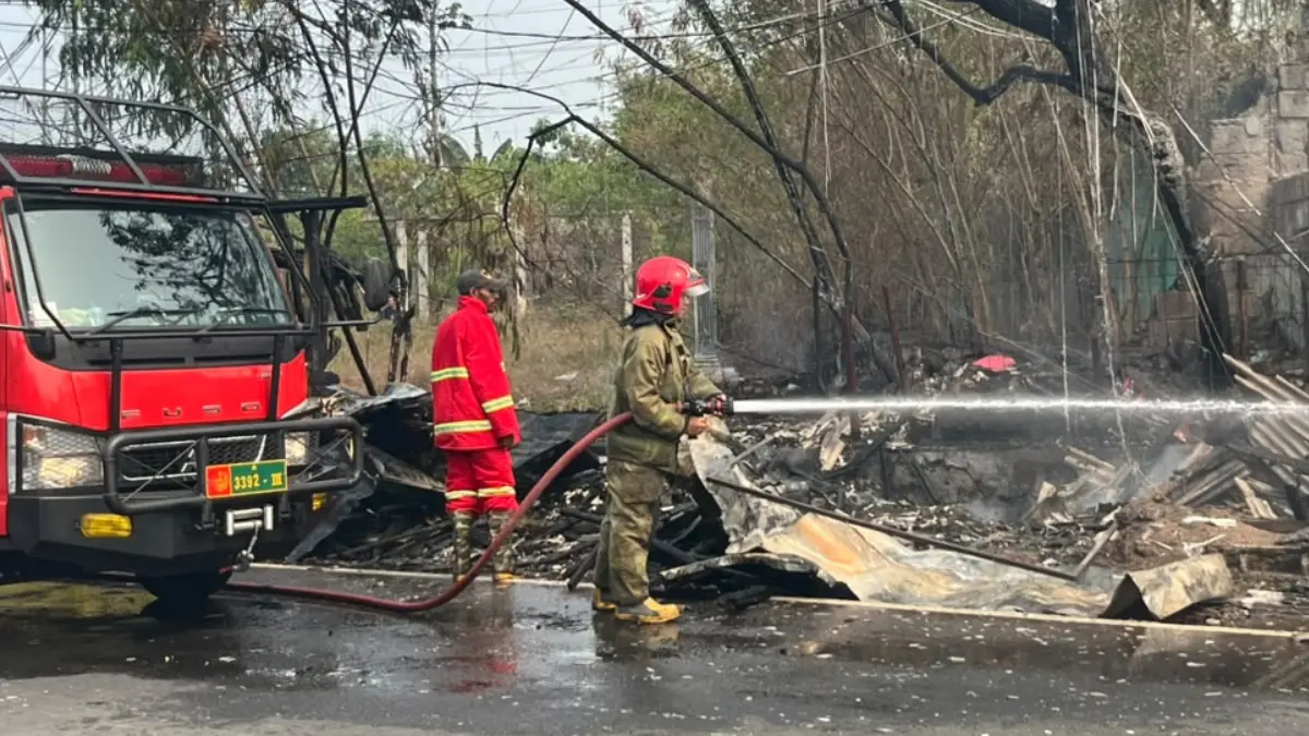 Petugas saat memadamkan api dalam kebakaran di sejumlah lapak di ruas Jalan Cibungbulang, Galuga, Selasa, 8 September 2026. (Septi N/Radar Bogor)