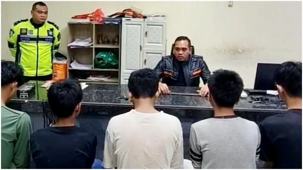 Polsek Gunung Putri saat mengamankan lima orang pelajar yang hendak tawuran di Kecamatan Gunung Putri, Kabupaten Bogor. (Foto: Polsek for Radar Bogor)