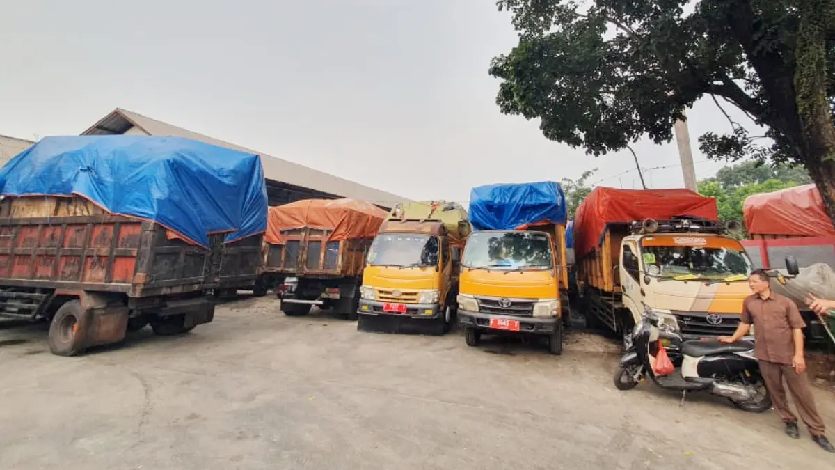 Truk pengangkut sampah tertumpuk di UPT Wilayah I Cibinong, Kabupaten Bogor. (Billy/Radar Bogor)