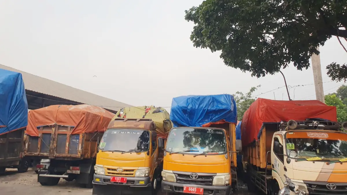 Truk pengangkut sampah tertumpuk di UPT Wilayah I Cibinong, Kabupaten Bogor. (Billy/Radar Bogor)