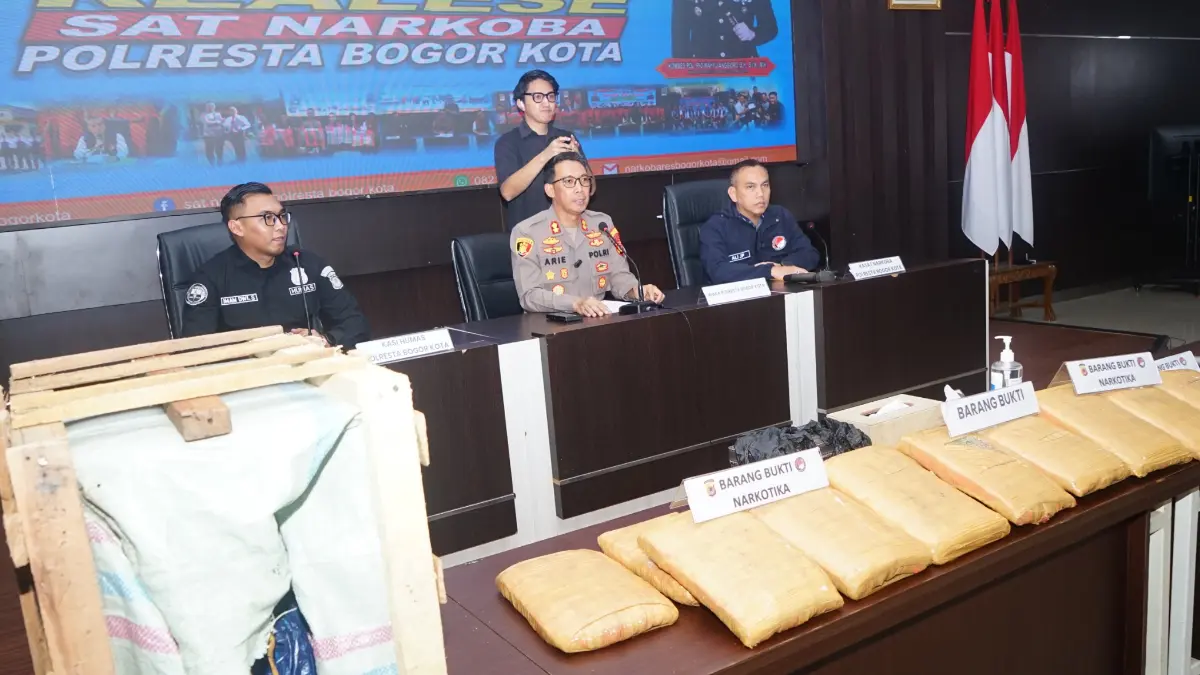 Wakapolresta Bogor Kota AKBP Arie Trestiawan dan jajaran Satnarkoba memperlihatkan barang bukti kasus penyalahgunaan narkoba di Mako Polresta Bogor, Selasa, 8 September 2026. (Sofiansyah/Radar Bogor